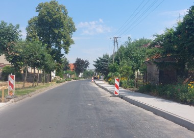zdjęcie drogi z nowym chodnikiem po prawej stronie