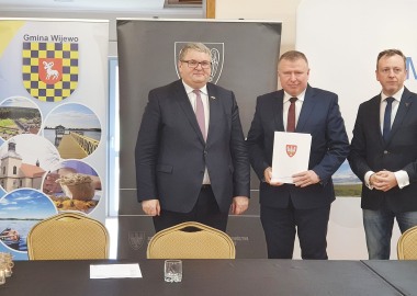 Podpisanie umowy o dofinansowanie z budżetu województwa wielkopolskiego zakupu przez powiat leszczyński sadzonek drzew miododajnych 