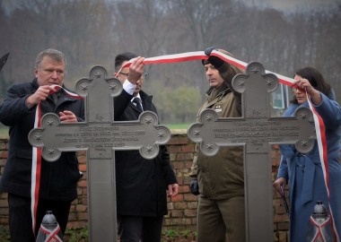 Odsłoniecie nagrobków powstańców listopadowych na cmentarzu w Oporowie