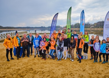 Uczestnicy Pucharu Powiatu Leszczyńskiego w biegach z mapą na plaży w Osiecznej