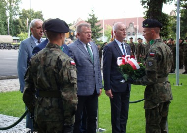 Delegacja samorządów powiatu leszczyńskiego przed pomnikiem 55. pułku piechoty w Lesznie 
