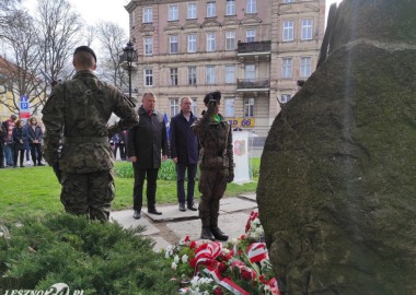 Starosta leszczyński Jarosław Wawrzyniak i wicestarosta Maciej Wiśniewski składają kwiaty pod obeliskiem Pamięci Ofiar Katynia