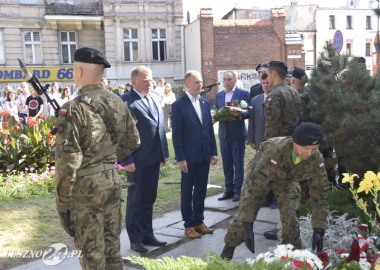 Starosta Jarosław Wawrzyniak i wicestarosta Maciej Wiśniewski składają kwiaty pod pomnikiem katyńskim w Lesznie  
