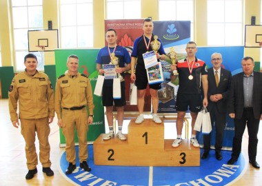 Medaliści Mistrzostwa Wielkopolski strażaków Państwowej  Straży Pożarnej w tenisie stołowym oraz zaproszeni goście 