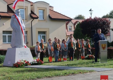 Starosta leszczyński Jarosław Wawrzyniak na uroczystości odsłonięcia pomnika gen. Józefa Hallera w Kąkolewie