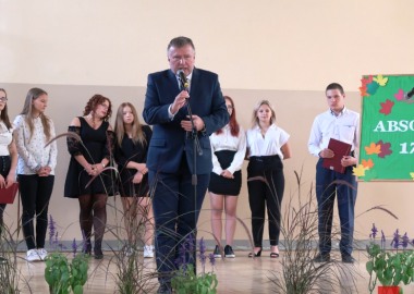 Starosta Jarosław Wawrzyniak podczas zjazdu absolwentów ZSR-B w Lesznie 