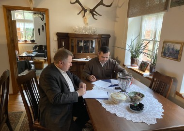 Starosta leszczyński Jarosław Wawrzyniak podpisuje porozumienie z nadleśniczym Nadleśnictwa Włoszakowice Tomaszem Furmańczakiem