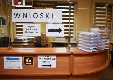 Pojemniki z drukami w Starostwie Powiatowym w Lesznie