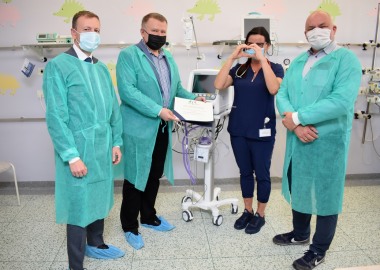 Przekazanie w 2020 r. respiratora dla oddziału noworodkowego WSZ w Lesznie, zakupionego przez powiat leszczyński  