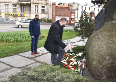 Delegacja powiatu leszczyńskiego oddała hołd ofiarom zbrodni katyńskiej
