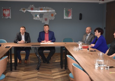 Podpisanie umów z klubami sportowymi w Starostwie Powiatowym w Lesznie