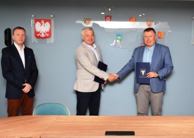Podpisanie umowy na dofinansowanie patroli wodnych nad jeziorami w powiecie leszczyńskim 