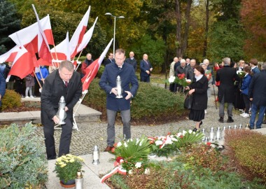 Starosta Jarosław Wawrzyniak i wicestarosta Maciej Wiśniewski składają znicze pod pomnikiem rozstrzelanych mieszkańców Leszna
