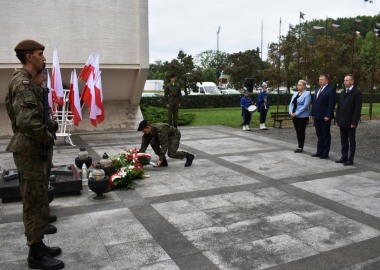 Delegacja powiatu leszczyńskiego oddała hołd ofiarom II wojny światowej