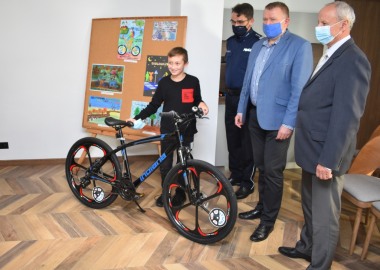 Główną nagrodę - rower - odebrał Marek Zygmanowski ze Szkoły Podstawowej w Lipnie
