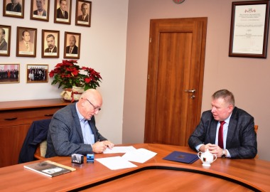 Podpisanie umowy na usuwanie pojazdów z dróg powiatu leszczyńskiego 