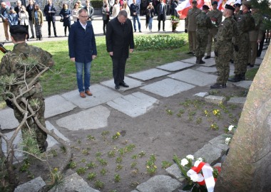 Starosta Jarosław Wawrzyniak i wicestarosta Maciej Wiśniewski składają kwiaty pod pomnikiem katyńskim w Lesznie  