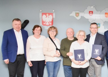 Podpisanie umów w Starostwie Powiatowym w Lesznie
