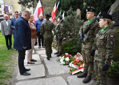 Złożenie kwiatów pod obeliskami Pamięci Ofiar Katynia i Matek Katyńskich w Lesznie