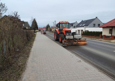 Porzadkowanie nawierzchni drogi powiatowej w Dąbczu