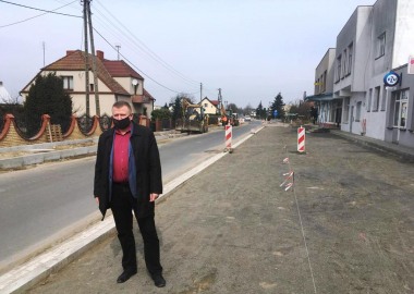Starosta Jarosław Wawrzyniak na przebudowywanej drodze w Krzemieniewie