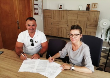 Podpisanie umowy na przebudowę obiektów SOSW Rydzyna: dyrektor Emilia Nowak i  prezes spółki Łukasz Kosmala