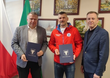 Podpisanie umowy w Starostwie Powiatowym z RWOPR w Lesznie. Od lewej: starosta Jarosław Wawrzyniak, prezes Artur Nowak, wicestarosta Maciej Wiśniewski.