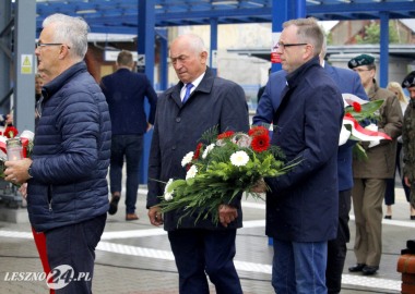 Delegacja samorządu powiatu leszczyńskiego składa kwiaty w Lesznie 