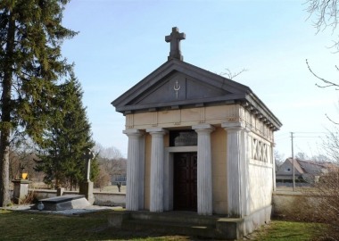 Kaplica grobowa Ponikiewskich na cmentarzu w Oporowie