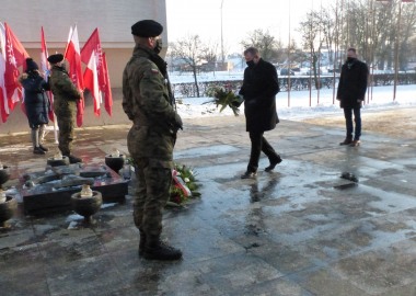 Delegacja powiatu leszczyńskiego składa kwiaty 