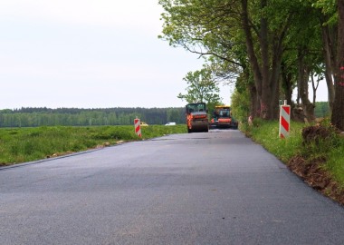 Pierwszy asfalt na drodze Henrykowo - Strzyżewice