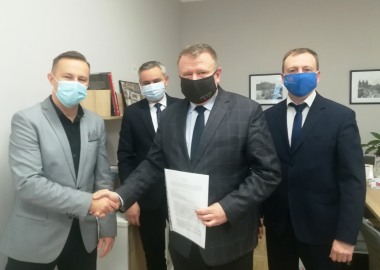 Podpisanie umowy o dofinansowanie przebudowy i budowy przejść dla pieszych na drogach powiatu leszczyńskiego