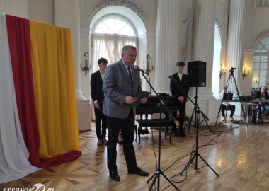 Starosta Jarosław Wawrzyniak podczas Jubileuszu 50-lecia nadania imienia Szkole Podstawowej w Rydzynie