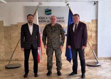 Na zdjęciu od lewej: dyrektor Jarosław Zielonka, generał Jarosław Mika i starosta Jarosław Wawrzyniak 