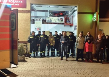 Zakończenie wyposażania ambulansu dla Ukraińców przed remizą w Wilkowicach